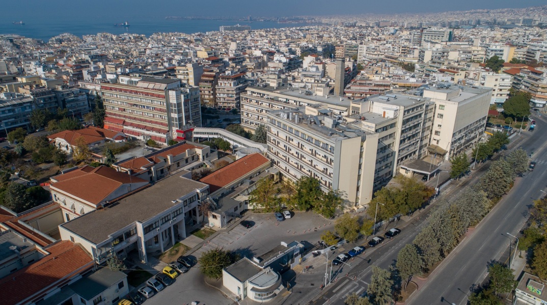 Κορωνοϊός: Κατέληξε η 27χρονη που νοσηλευόταν εδώ και δέκα ημέρες στο Ιπποκράτειο νοσοκομείο της Θεσσαλονίκης – καλπάζει η πανδημία στη συμπρωτεύουσα.