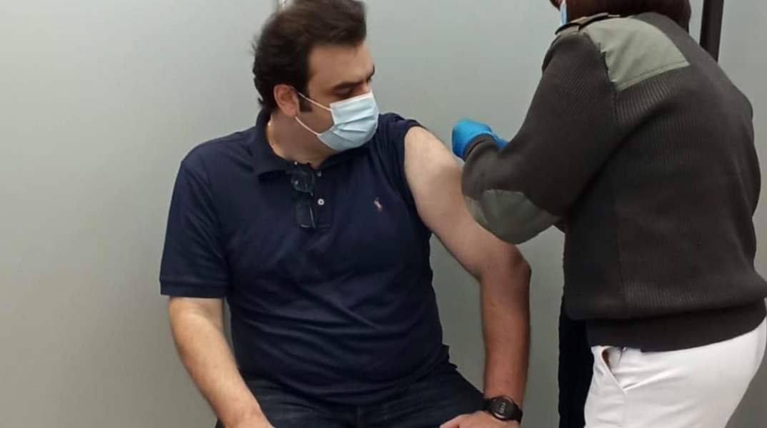 Κυριάκος Πιερρακάκης: Έκανε την τρίτη δόση του εμβολίου