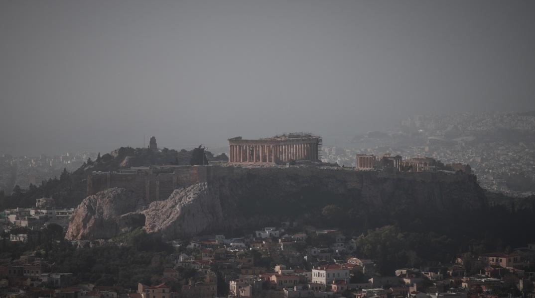 H Αθήνα ξύπνησε κάτω από πέπλο ομίχλης το Σάββατο 6/11 – προβλήματα στην εναέρια κυκλοφορία, με καθυστέρηση ξεκίνησαν οι πτήσεις.