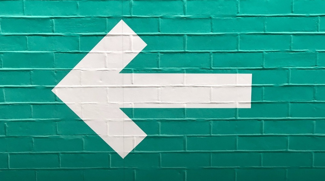 Πινακίδα με βέλος που δείχνει προς τα αριστερά