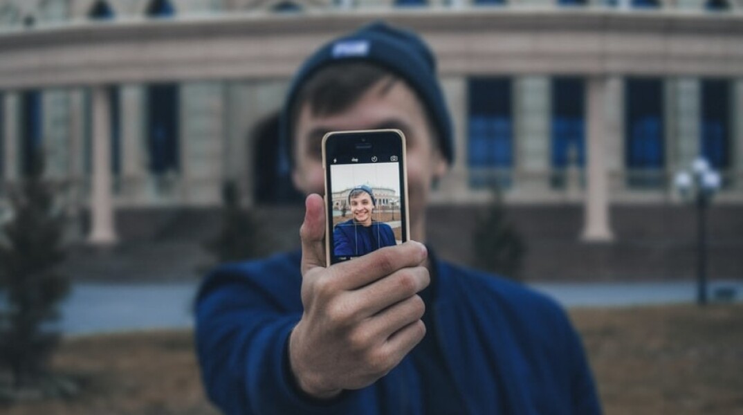 Έφηβος με κινητό