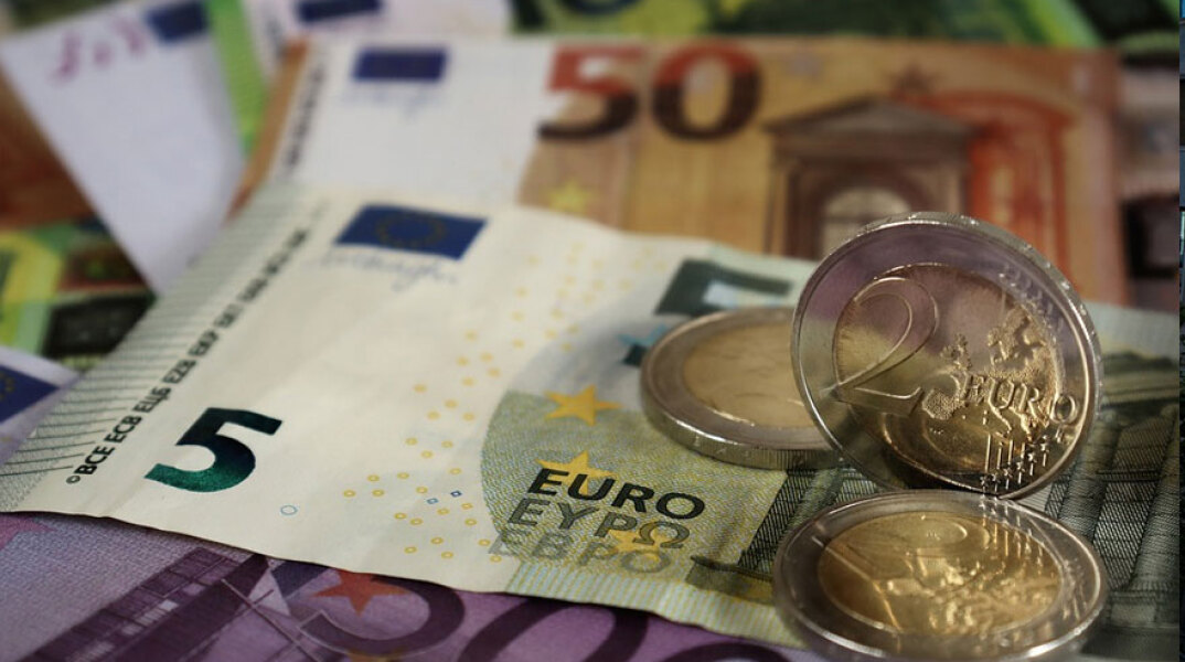 Χαρτονομίσματα ευρώ (ΦΩΤΟ ΑΡΧΕΙΟΥ) - Ευνοϊκές ρυθμίσεις και «κούρεμα» οφειλών σε χιλιάδες δάνεια από τις τράπεζες