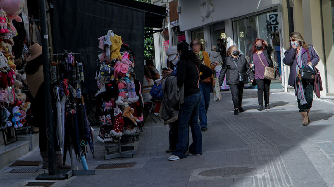 Πολίτες με μάσκα για τον κορωνοϊό στο κέντρο της Αθήνας (ΦΩΤΟ ΑΡΧΕΙΟΥ)