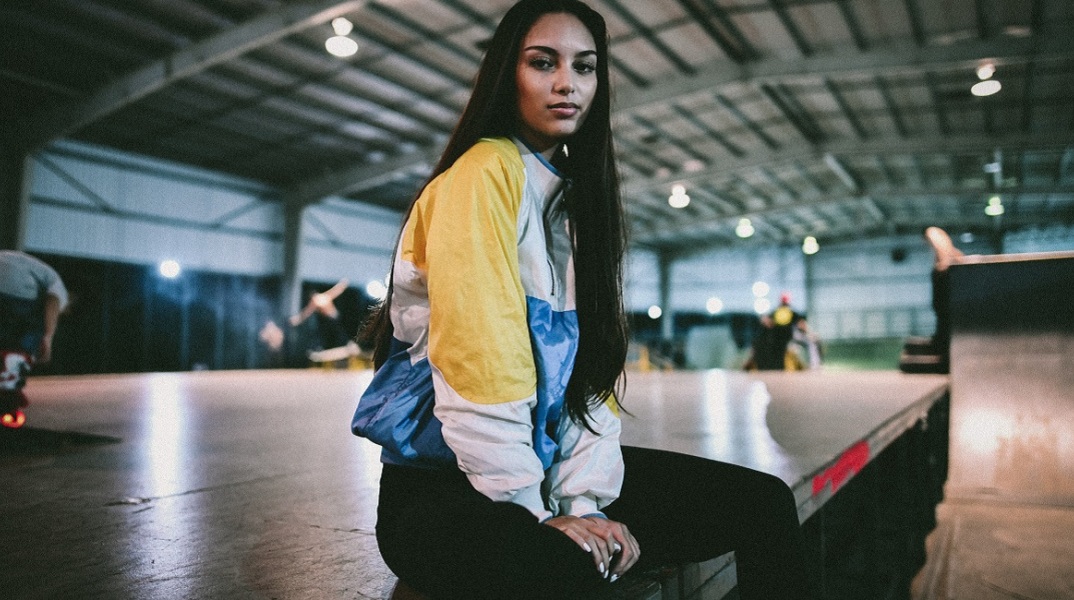 Ένα κορίτσι ποζάρει