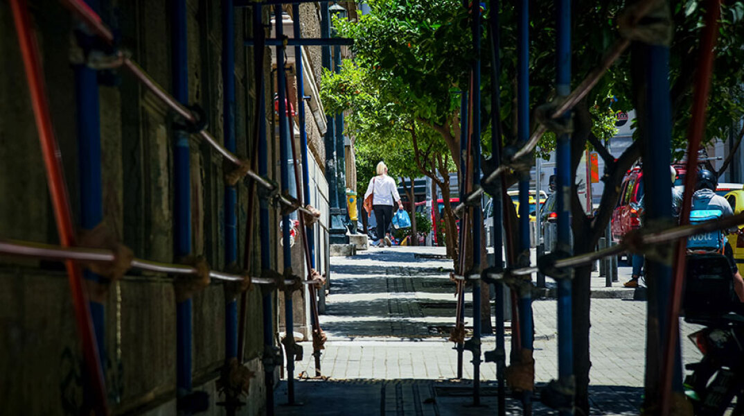 Σκαλωσιές στο κέντρο της Αθήνας (ΦΩΤΟ ΑΡΧΕΙΟΥ) - Τα κρούσματα σήμερα Δευτέρα 8 Νοεμβρίου 2021 αναμένεται να ξεπεράσουν τις 7.000