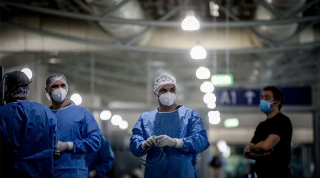 Γιατροί και νοσηλευτές σε ΜΕΘ για κορωνοϊό