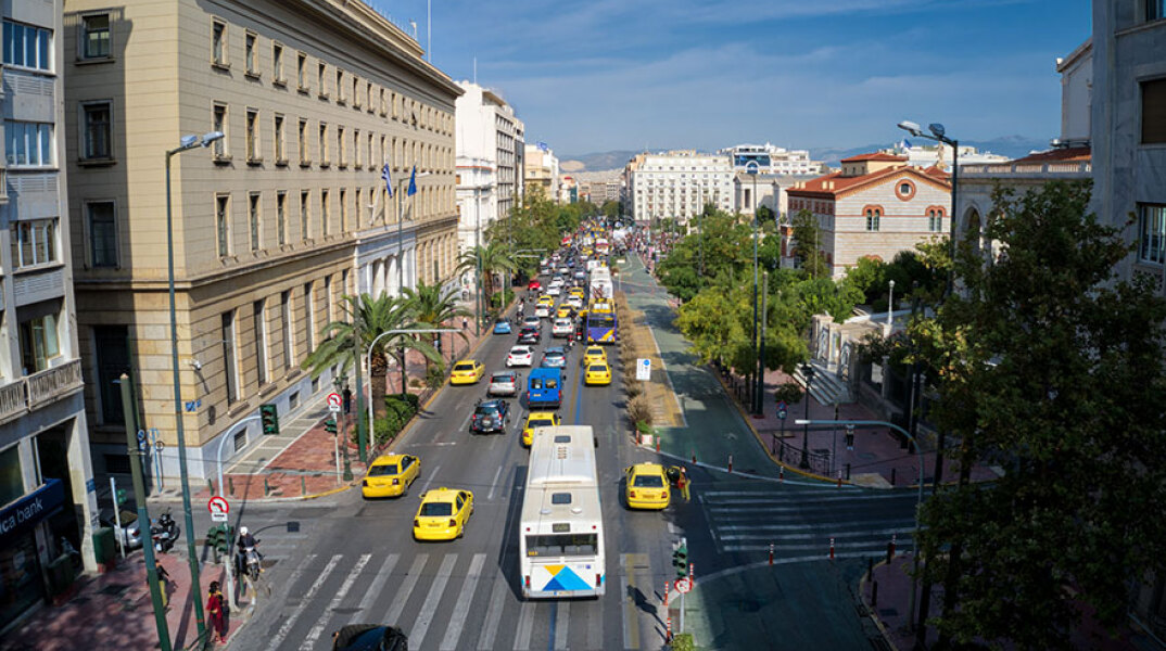 Κίνηση στην Πανεπιστημίου - Ο Δήμος Αθηναίων διαψεύδει ότι σχεδιάζεται πεζοδρόμησή της