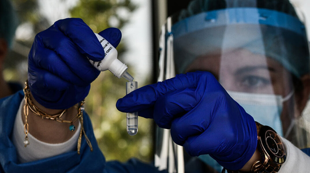 Δωρεάν rapid test για κορωνοϊό από υγειονομικό του ΕΟΔΥ (ΦΩΤΟ ΑΡΧΕΙΟΥ) - Σε 182 σημεία τα κινητά κλιμάκια την Τρίτη 9 Νοεμβρίου 2021