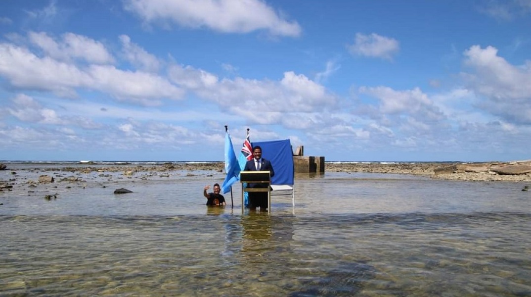 COP26: Ο υπουργός Εξωτερικών του Τουβάλου έστειλε το μήνυμά του για τον κίνδυνο από την κλιματική αλλαγή ντυμένος με κοστούμι μέσα από την θάλασσα	