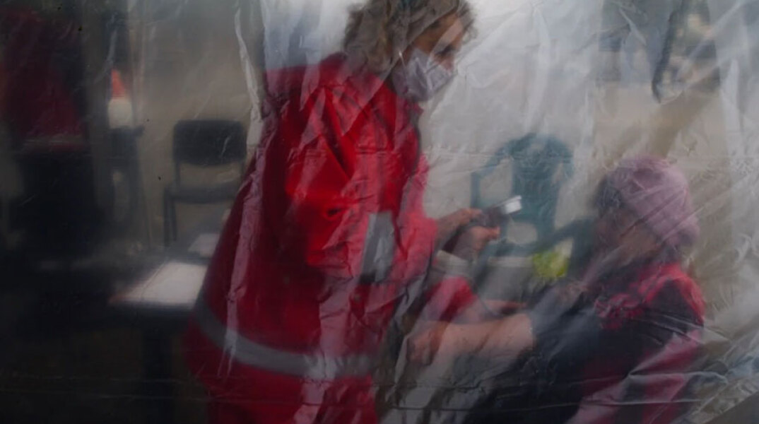 Υγειονομικός στη Βουλγαρία εξετάζει ηλικιωμένη γυναίκα για κορωνοϊό σε ορεινό χωριό - Μεγάλη η διασπορά του ιού στη χώρα