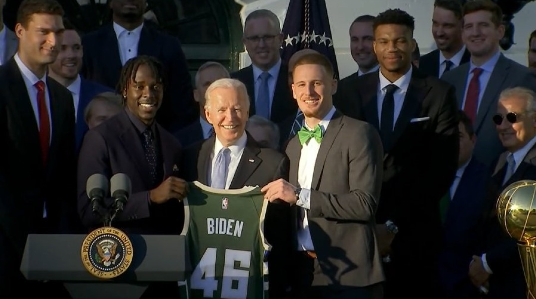 O Tζο Μπάιντεν κατά την επισκέψη των Bucks στον Λευκό Οίκο