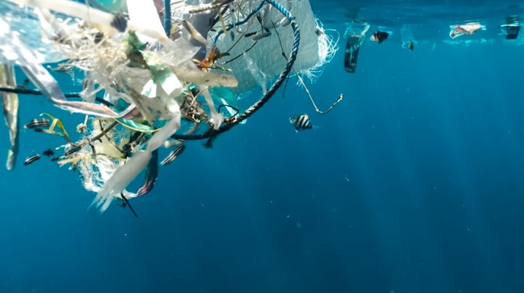 Πλαστικά στη θάλασσα