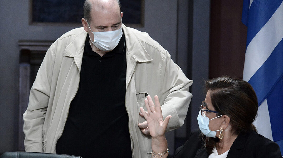 Μπακογιάννη προς Φίλη: Να βγούμε μαζί να πείσουμε τον κόσμο να εμβολιαστεί