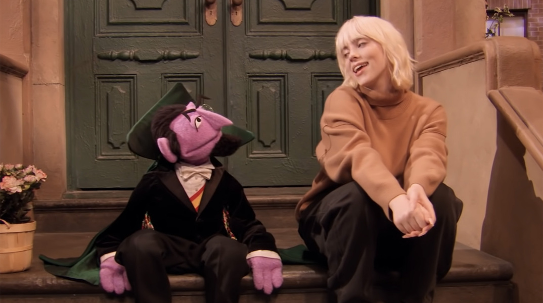 H Billie Eilish τραγουδά στην Sesame Street
