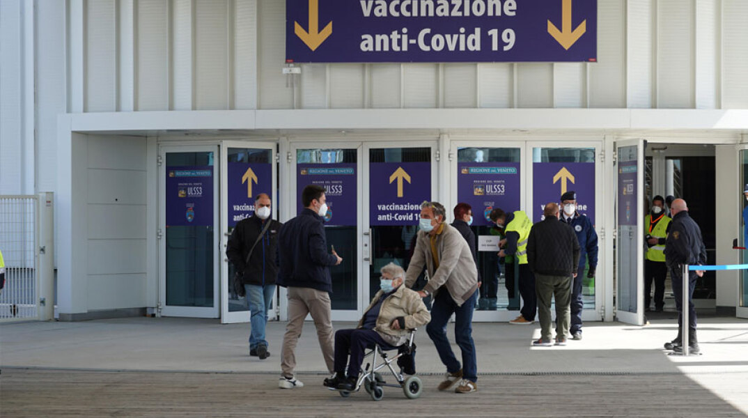 Εμβολιαστικό κέντρο για τον κορωνοϊό στην Ιταλία