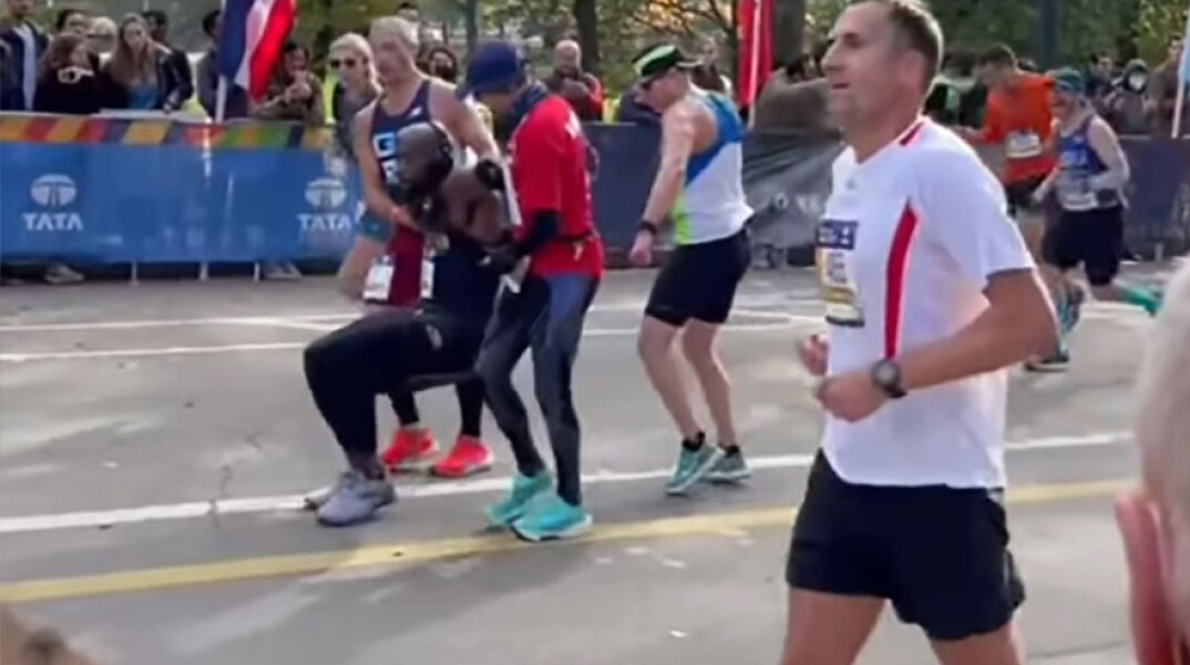 Ο μαραθωνοδρόμος στη Νέα Υόρκη που τερμάτισε με τη βοήθεια συναθλητών του