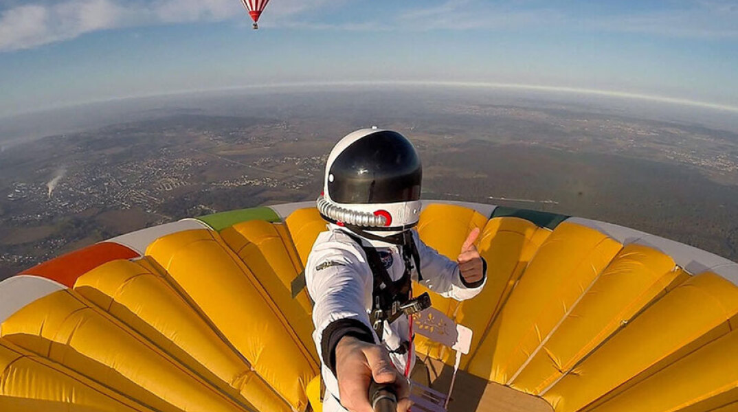O Γάλλος Ρεμί Ουβράρ στέκεται όρθιος πάνω σε αερόστατο, ξεπερνώντας τα 4.000 μέτρα υψόμετρο
