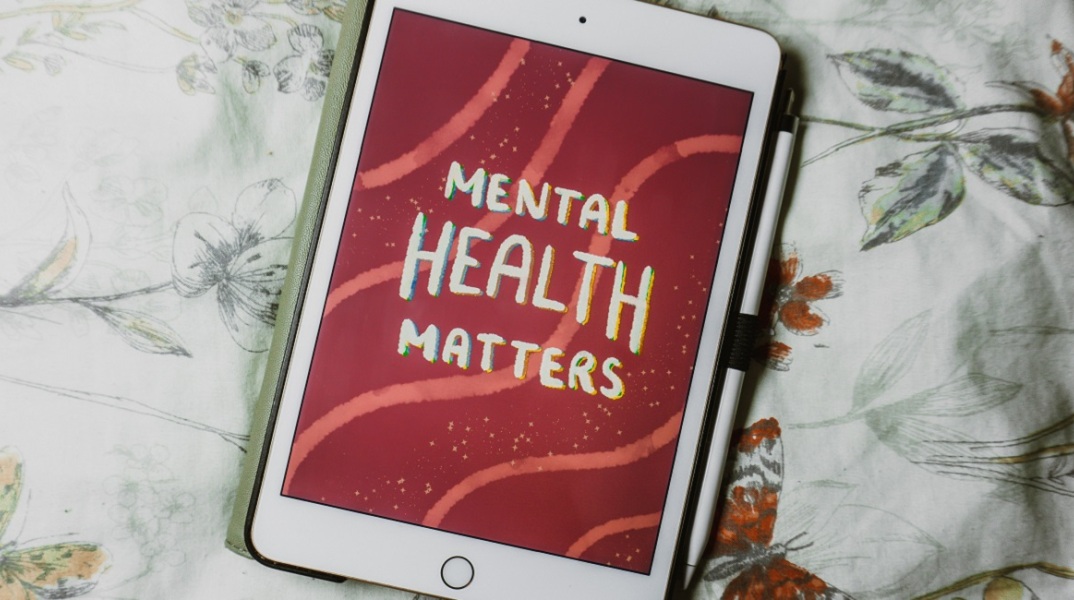 Στιγμιότυπο που απεικονίζει ένα τάμπλετ με μήνυμα «Mental Health Matters»