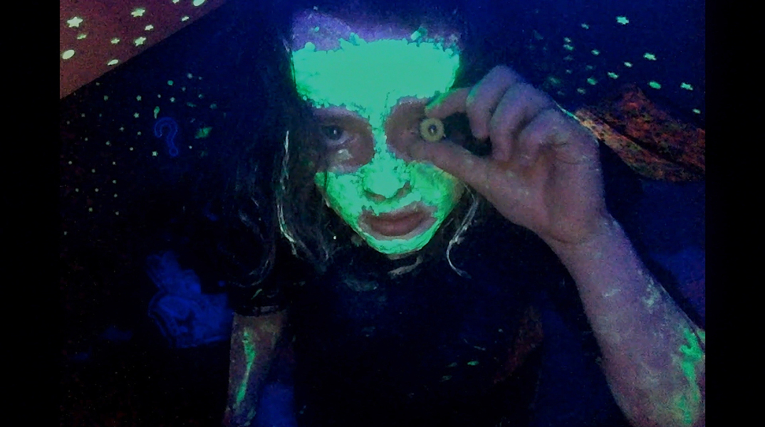 Τι Να Δω Σήμερα: "We ‘re All Going to the World’s Fair" της Τζέιν Σονμπρούν - Η Φωτεινή Αλευρά διαλέγει την ταινία της ημέρας