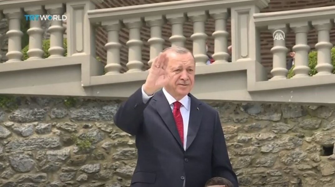 Χαιρετισμός του Ερντογάν έξω από το σπίτι του στην Κωνσταντινούπολη
