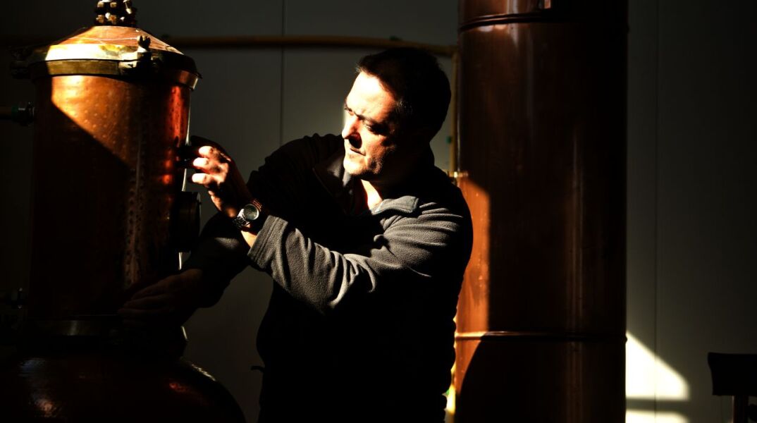 Ο Γιάννης Κοκκαλιάρης, ο παραγωγός του τσίπουρου «Έντεκα» με κρόκο Κοζάνης