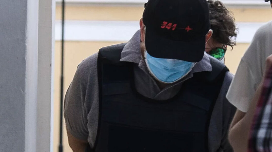 O «ψευτογιατρός» μεταφέρεται στα δικαστήρια, καθώς ξεκινά η δίκη του για τις 12 ανθρωποκτονίες ασθενών του