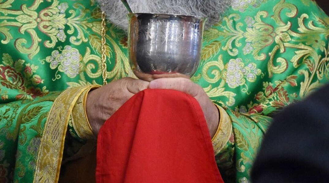 Ιερέας στη Μυτιλήνη κοινωνούσε πιστούς, ενώ ήταν θετικός στον κορωνοϊό - Πέθανε 79χρονος (ΦΩΤΟ ΑΡΧΕΙΟΥ)