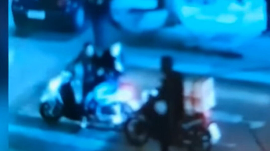 Διανομέας στη Θεσσαλονίκη ξυλοκοπήθηκε από δύο άτομα σε διασταύρωση