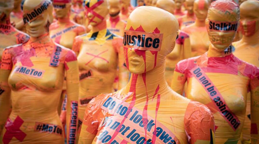 Κούκλες με μηνύματα για τη βία κατά των γυναικών και τη δικαιοσύνη