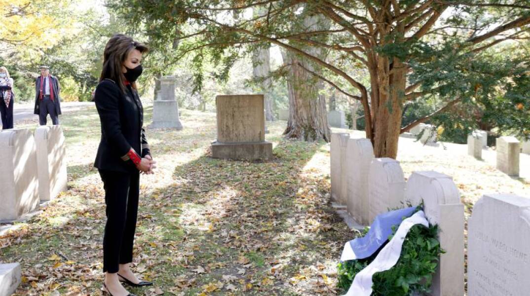 Η Γιάννα Αγγελοπούλου στο κοιμητήριο Mount Auburn για να τιμήσει τους φιλέλληνες Samuel Gridley Howe και Edwart Everett