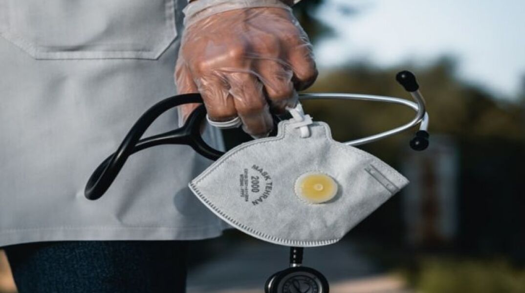 Εισαγγελική παρέμβαση για τον πρώην επόπτη που συμβούλευε την 51χρονη να μην διασωληνωθεί