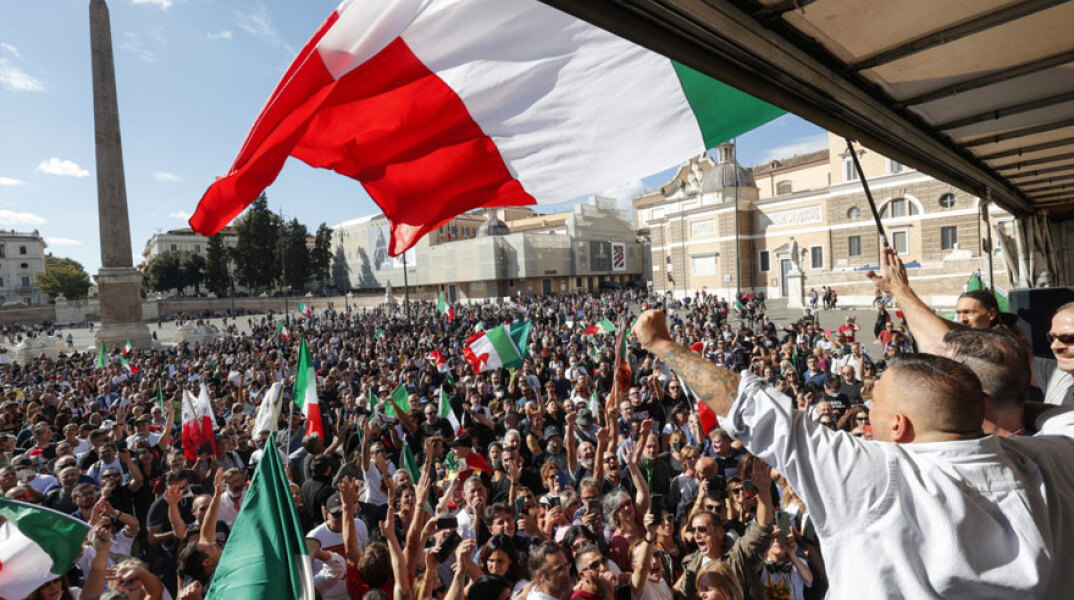 Αντιεμβολιαστές κατά του κορωνοϊού στην Ιταλία αντιδρούν στο υγειονομικό πάσο - Εικόνα από διαδήλωση στη Ρώμη (ΦΩΤΟ ΑΡΧΕΙΟΥ)