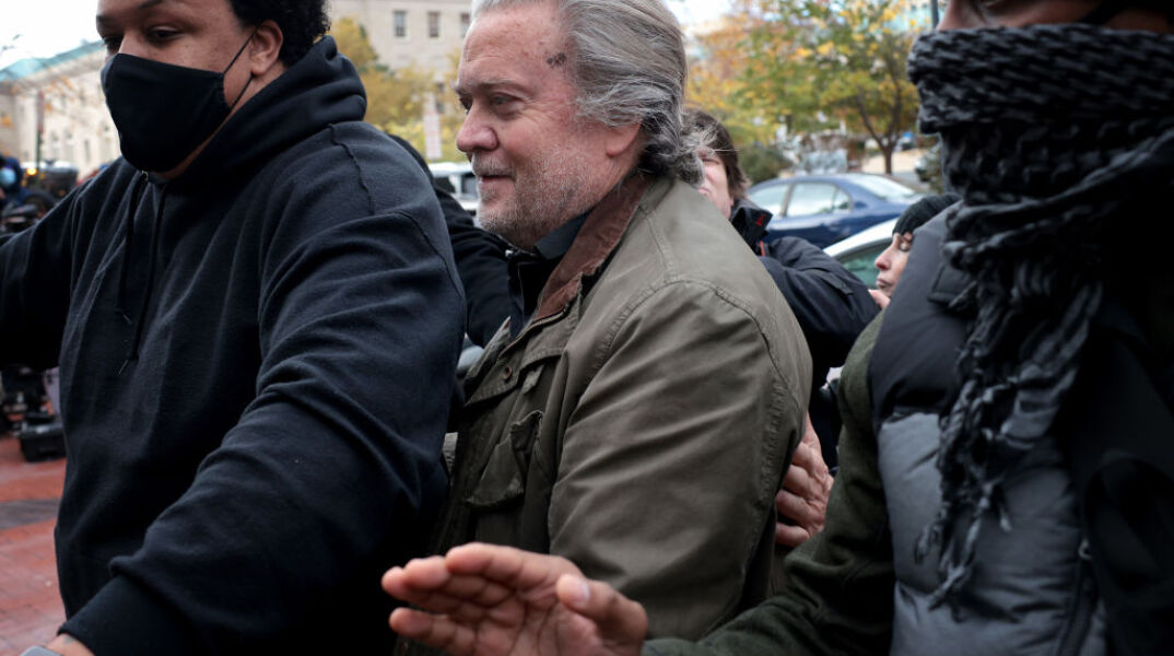 Ο Στίβεν Μπάνον παραδόθηκε στο FBI