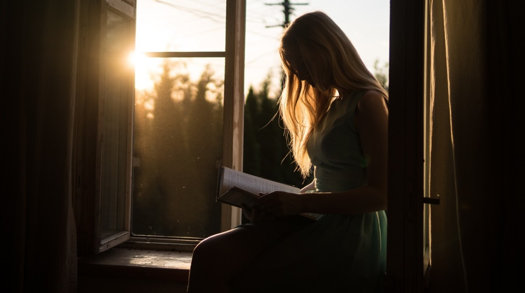 Ένα κορίτσι διαβάζει ένα βιβλίο.