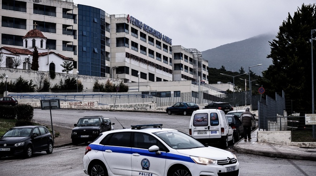 αρνήτρια σε κλινική Covid στη Λαμί έτρεχε γυμνή στους διαδρόμους με σταυρό στο χέρι