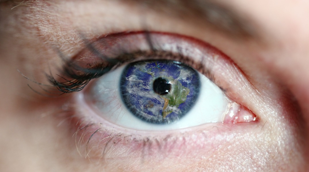 Ανθρώπινο μάτι στον οφθαλμό του οποίου φαίνεται ο πλανήτης Γη