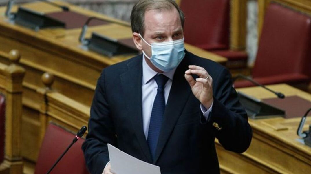 O Κώστας Καραμανλής επέστρεψε στο γραφείο του μετά την περιπέτειά του με τον κορωνοϊό