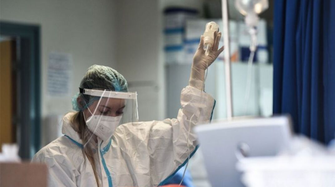 Τζανάκης: Ζευγάρι αρνητών δίνει μάχη σε νοσοκομείο -«Χαροπαλεύει στη ΜΕΘ ο άνδρας» 