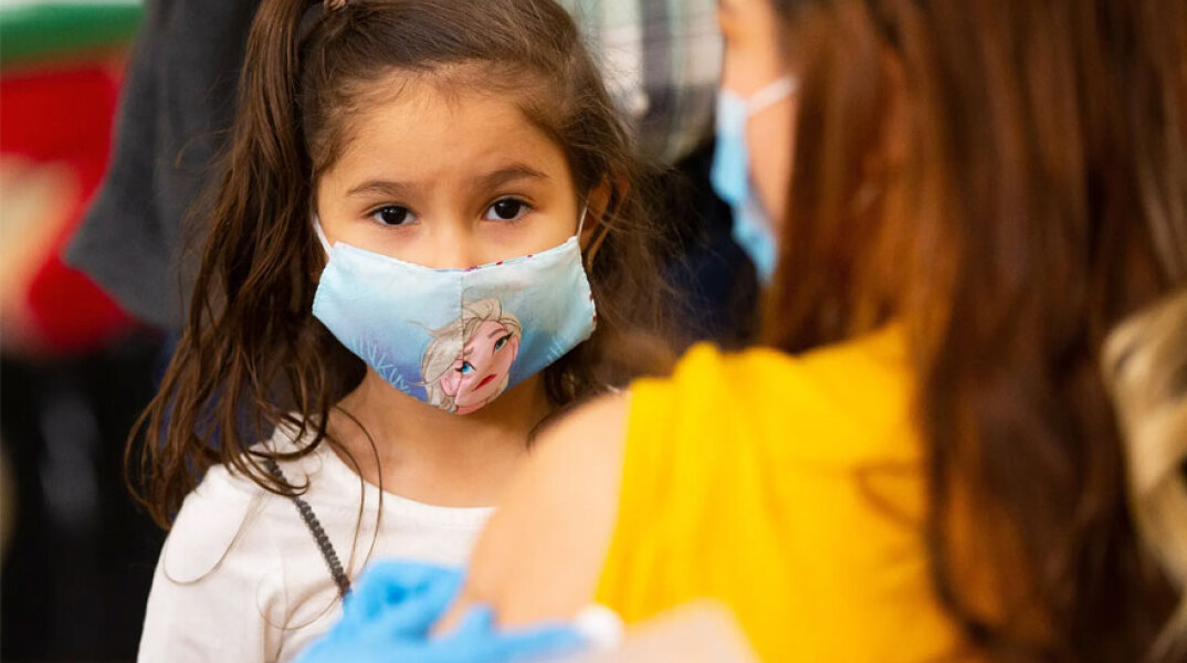 Παιδί με μάσκα για τον κορωνοϊό (ΦΩΤΟ ΑΡΧΕΙΟΥ)