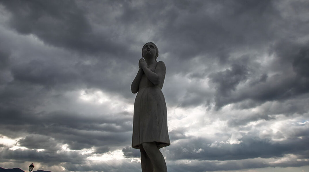 Άγαλμα με φόντο τα σύννεφα γεμάτα βροχή στο Πήλιο (ΦΩΤΟ ΑΡΧΕΙΟΥ)