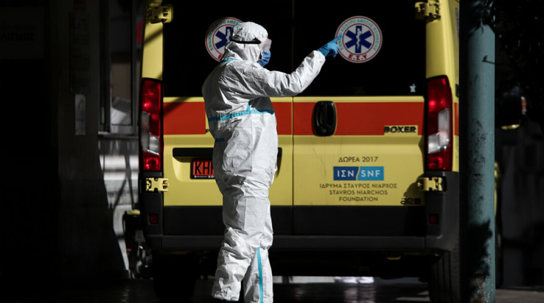 Ασθενοφόρο του ΕΚΑΒ για τη μεταφορά ασθενών με κορωνοϊό