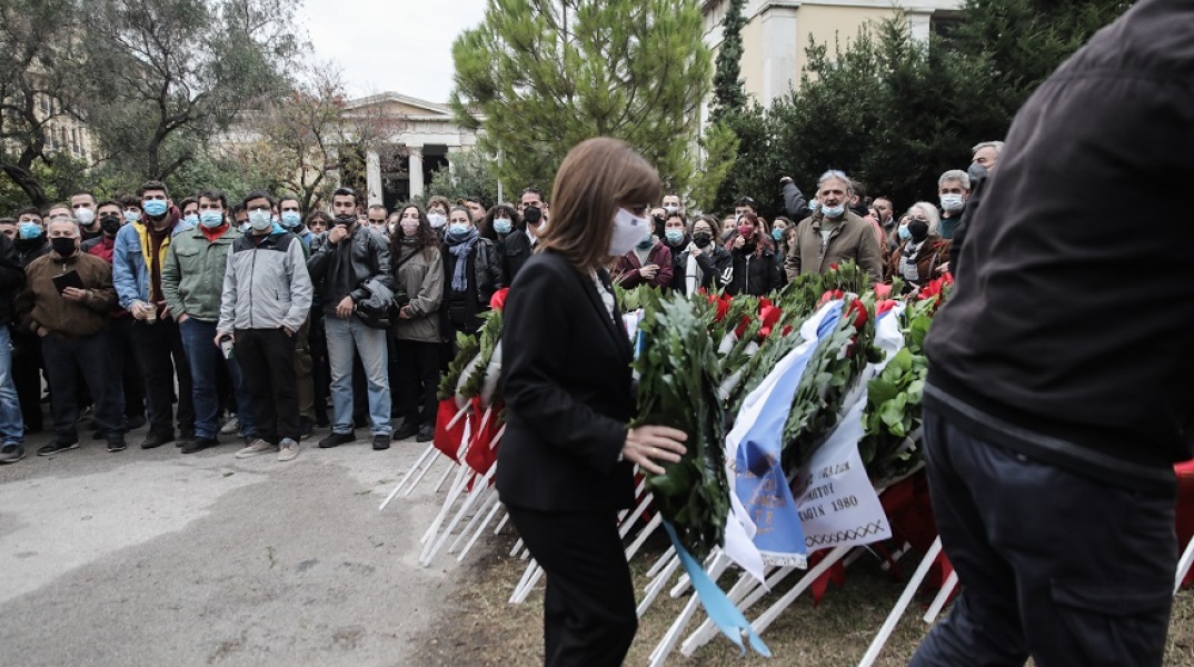 Κατάθεση στεφανιού για την 48η επέτειο από την εξέγερση του Πολυτεχνείου, από την Πρόεδρο της Δημοκρατίας, Κατερίνα Σακελλαροπούλου 