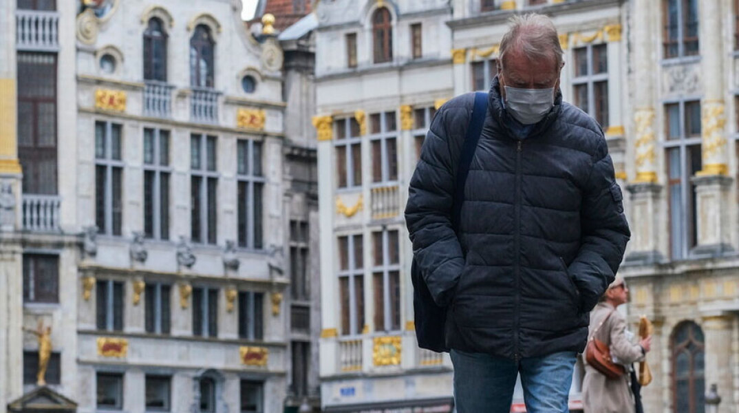 Άνδρας με μάσκα για τον κορωνοϊό στο Βέλγιο