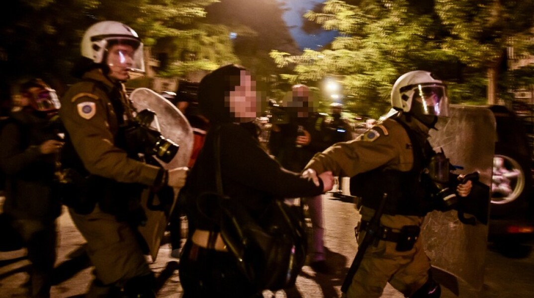 Πολυτεχνείο: Τέσσερις συλλήψεις για τα επεισόδια στα Εξάρχεια