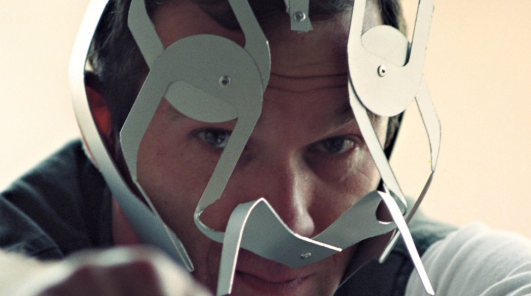 Ο Κορνήλιος Γραμμένος φορώντας μία από τις "Μάσκες" του (1997)