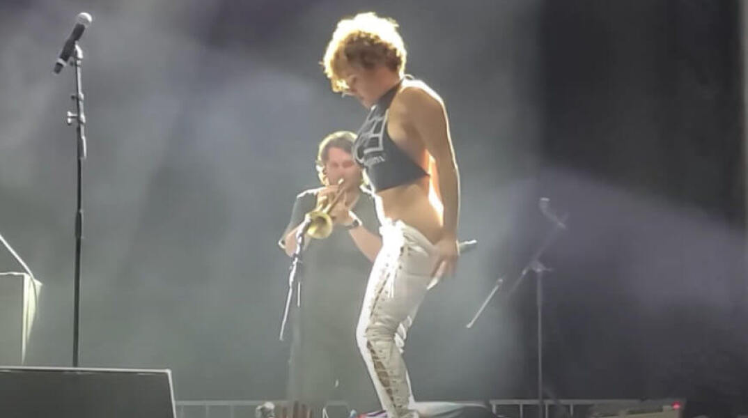 Η Sophia Urista ουρεί σε θαυμαστή της στη σκηνή