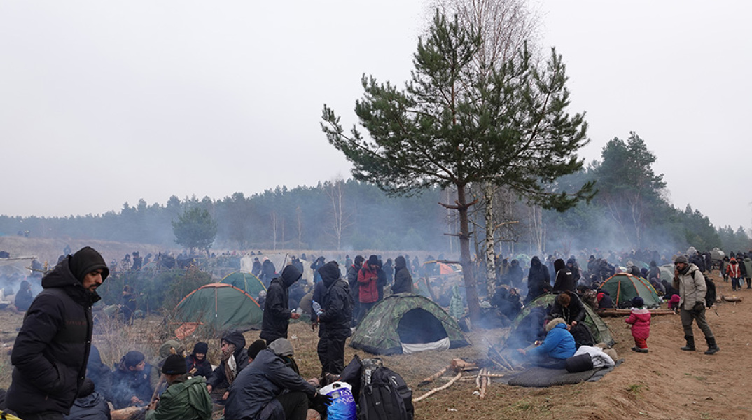 Κατασκηνώσεις μεταναστών κοντά σε δασώδη περιοχή κοντά στο συνοριακό πέρασμα με την Πολωνία. 