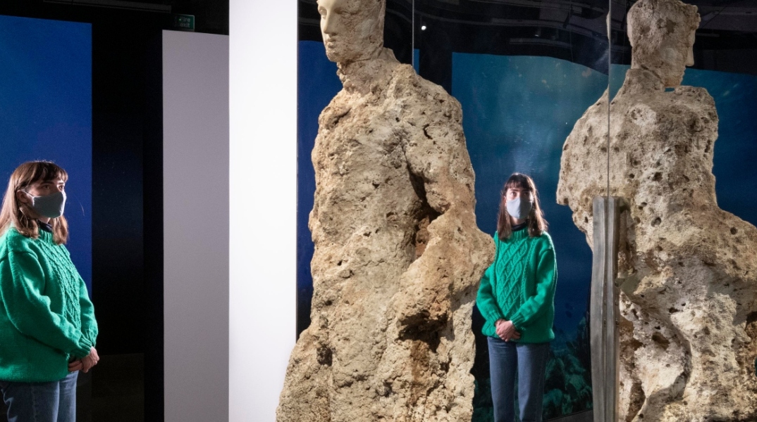 Μια επισκέπτρια ατενίζει το άγαλμα του Ερμή από το Ναυάγιο των Αντικυθήρων στην έκθεση "Αρχαίοι Έλληνες: Επιστήμη και σοφία" στο Science Museum στο Λονδίνο