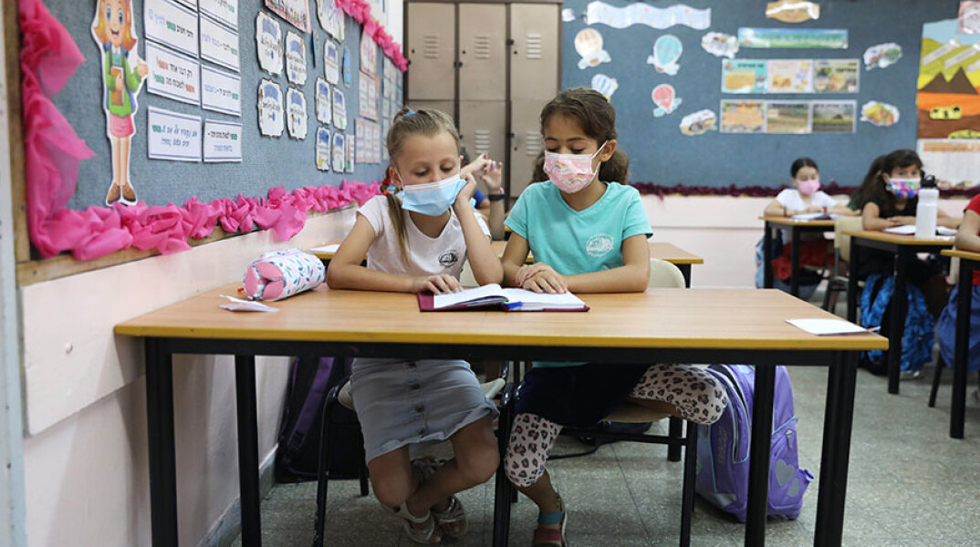 Μαθητές δημοτικού με μάσκα για τον κορωνοϊό στην Ιερουσαλήμ - Την Τρίτη (23/11) ξεκινούν οι εμβολιασμοί σε παιδιά ηλικίας 5-11 ετών