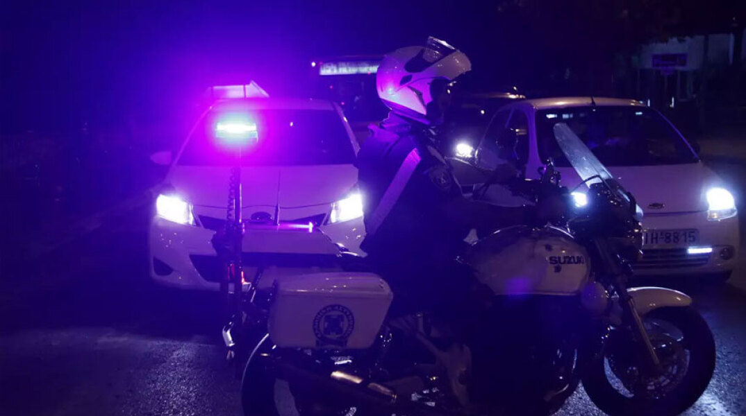 Περιπολικά και μηχανή της Αστυνομίας (ΦΩΤΟ ΑΡΧΕΙΟΥ) - Γυναίκα στους Αμπελόκηπους απειλούσε να αυτοκτονήσει